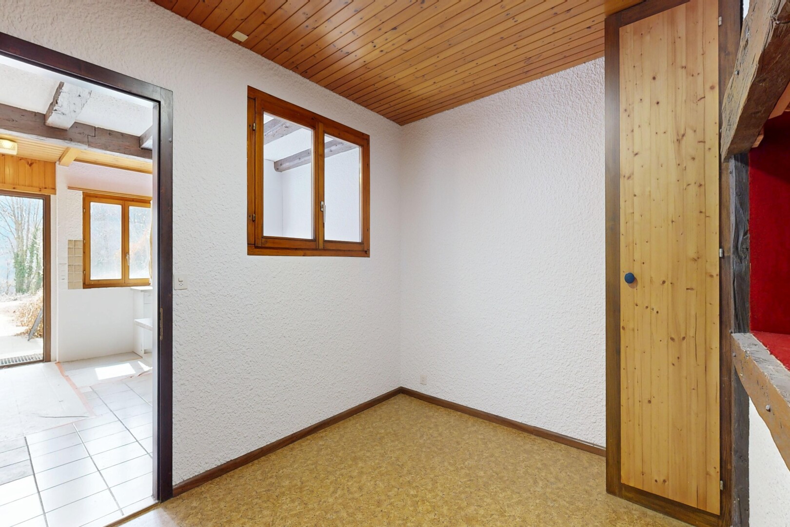 pièce vide avec textured wall, mur texturé, inside property, natural light, et lumière naturelle