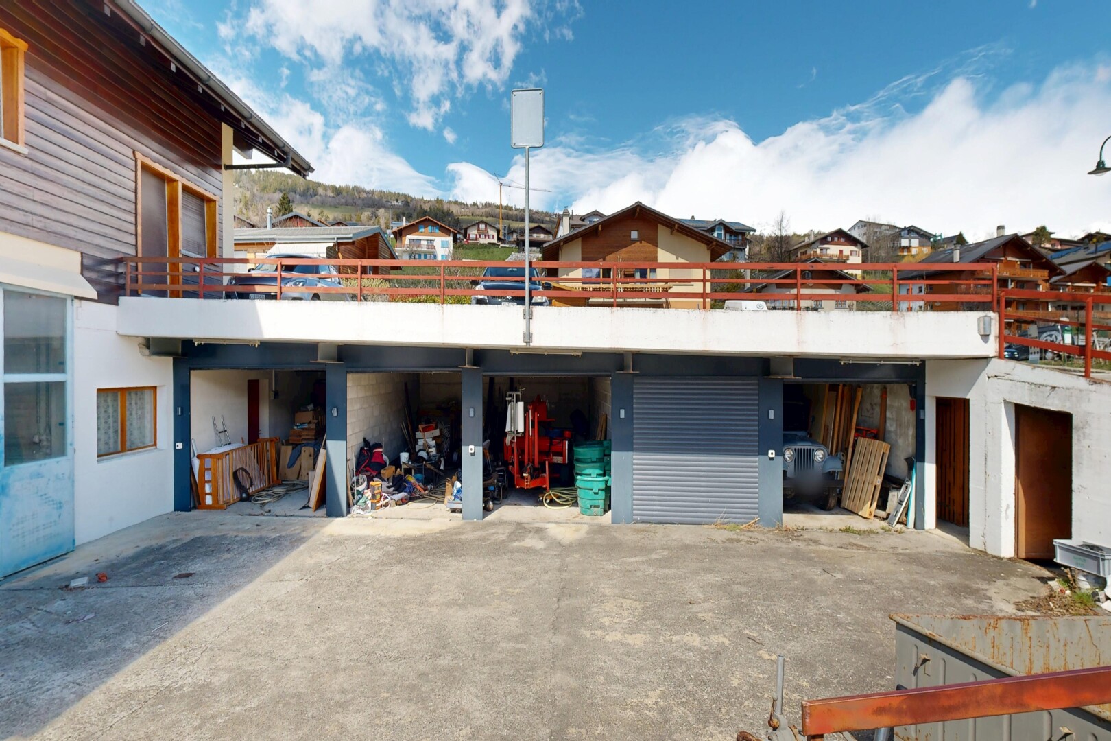 extérieur du bâtiment avec day time, vue résidentielle, residential view, et from property