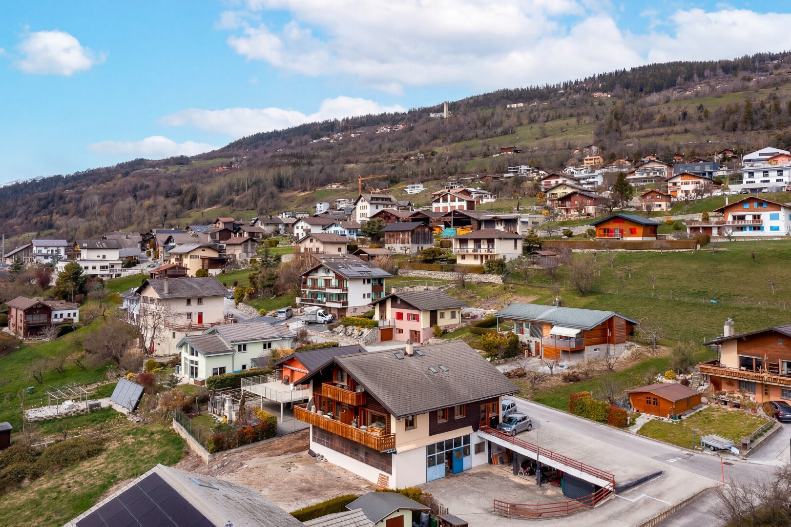 vue sur la montagne avec day time, vue résidentielle, et residential view