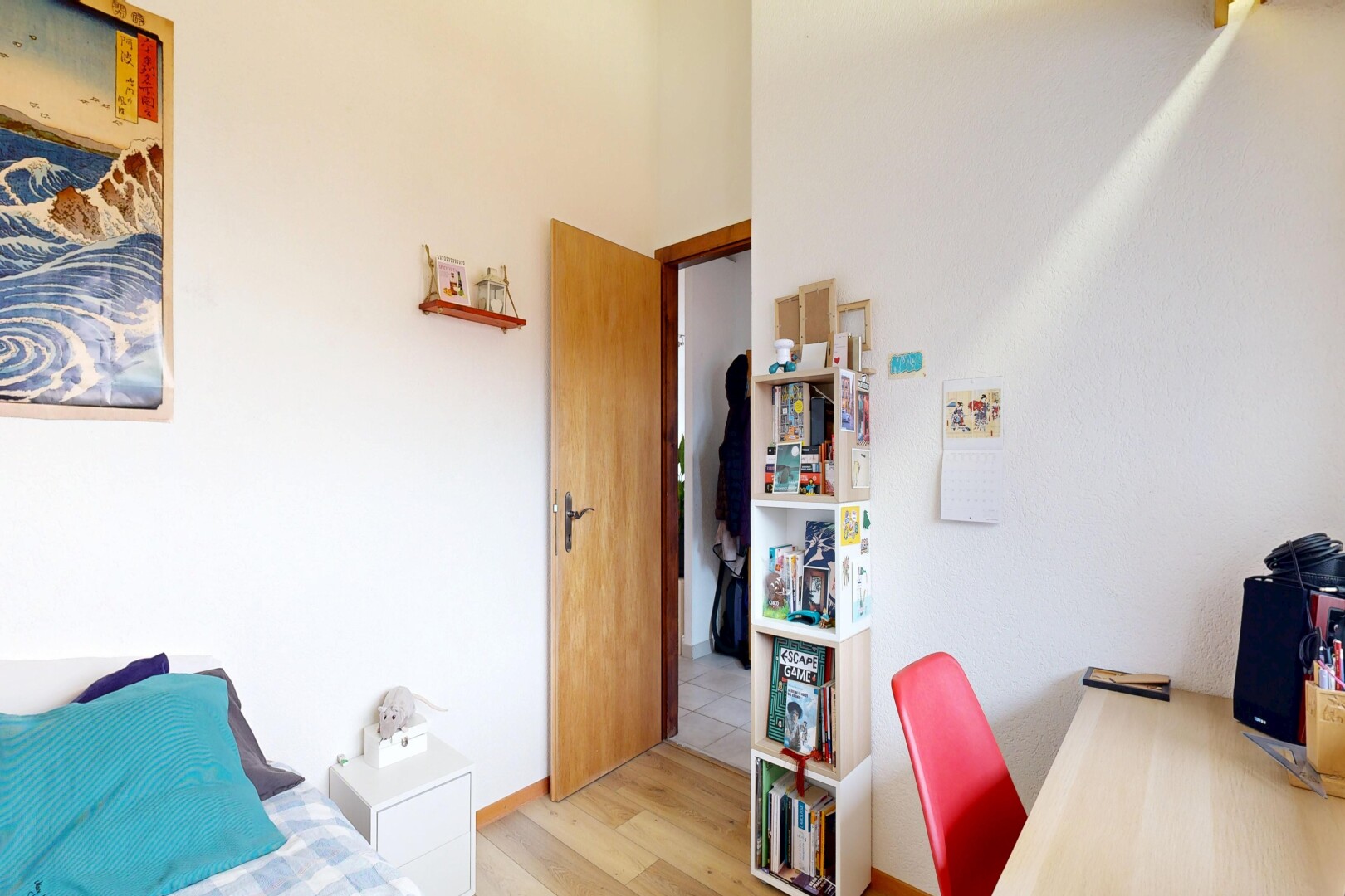 chambre avec inside property, drywall, cloison sèche, wood finish floor, et sol en finition bois