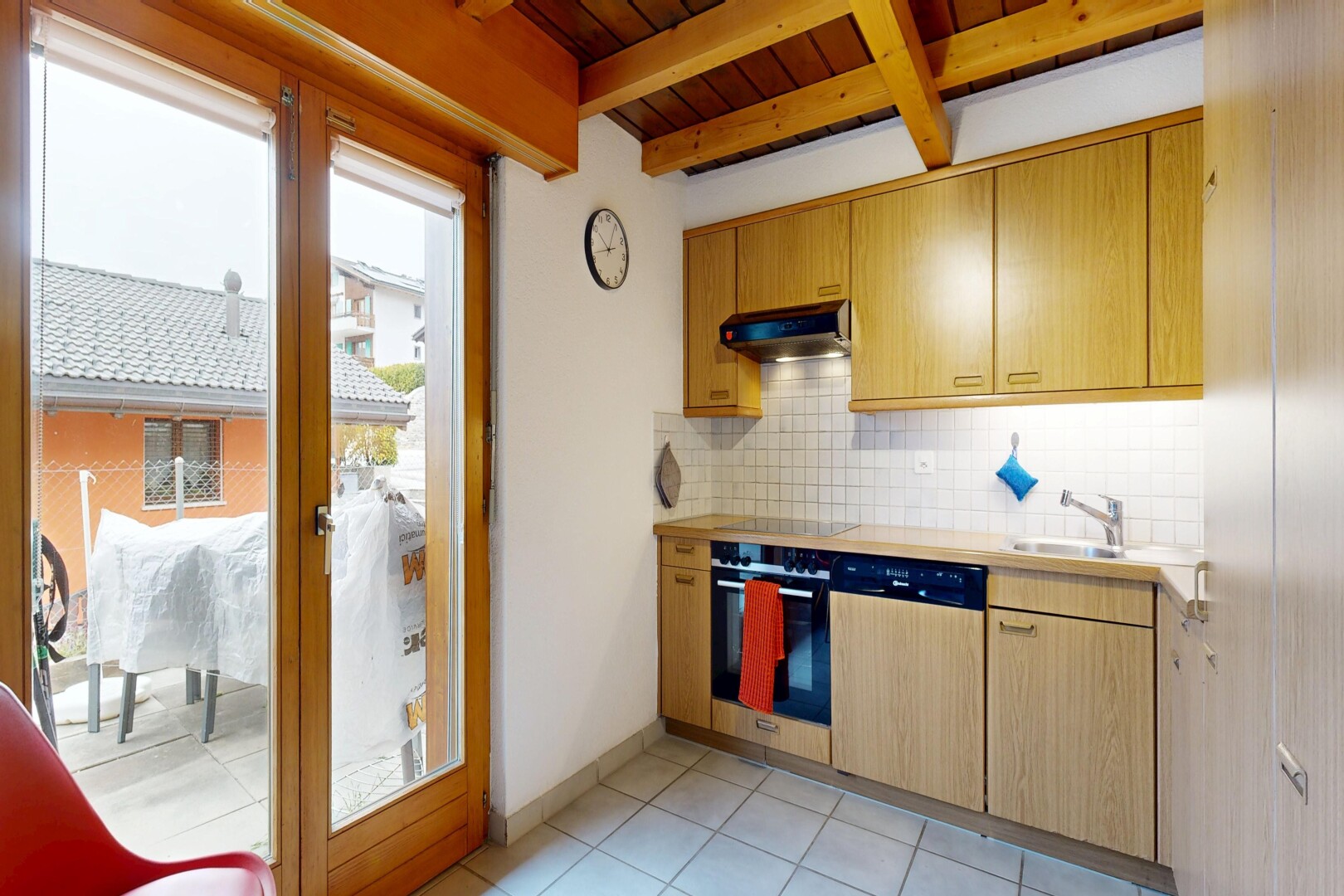 cuisine avec light countertops, natural light, lumière naturelle, four, et light floor