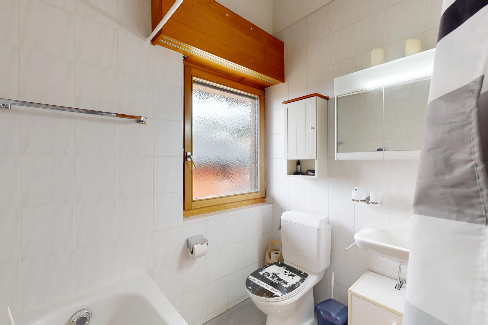 salle de bains avec mur en carrelage, tile wall, toilette, inside property, et salle de bain complète
