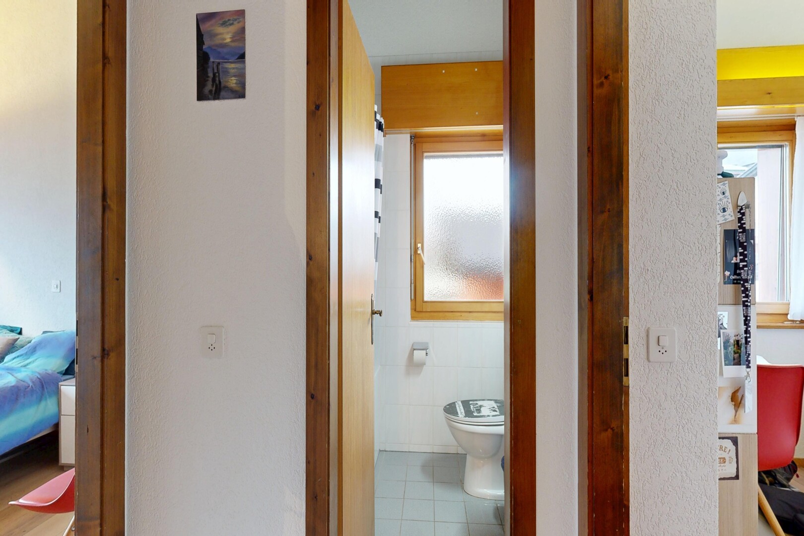 couloir avec inside property, tile floor, sol en carrelage, natural light, et lumière naturelle