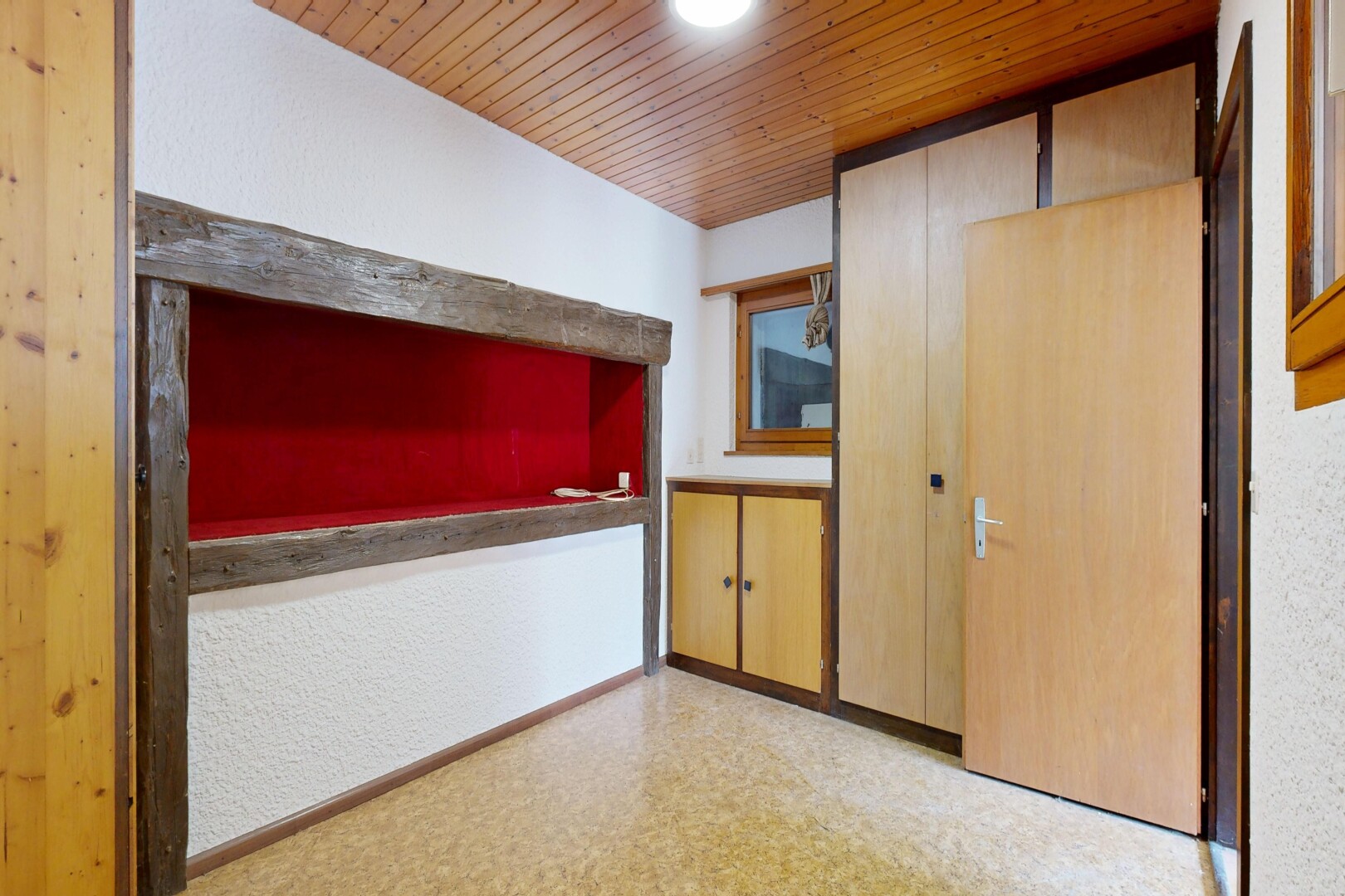pièce vide avec wood ceiling, plafond en bois, inside property, light floor, et textured wall