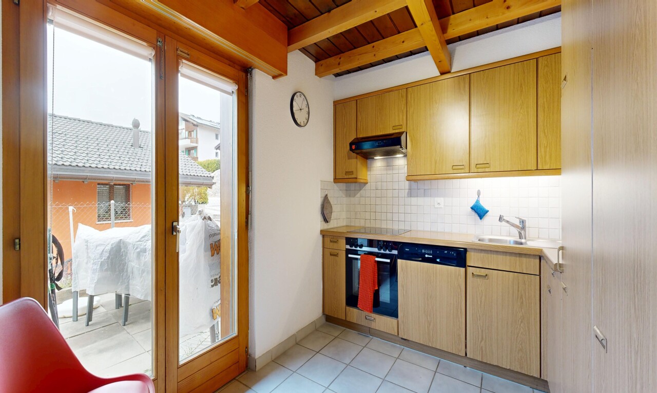 cuisine avec light countertops, natural light, lumière naturelle, four, et light floor