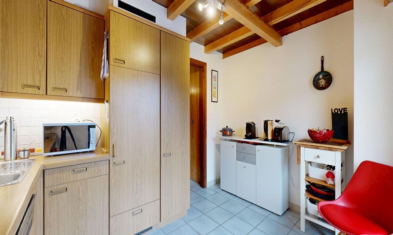 cuisine avec light floor, light countertops, plans de travail, inside property, et drywall