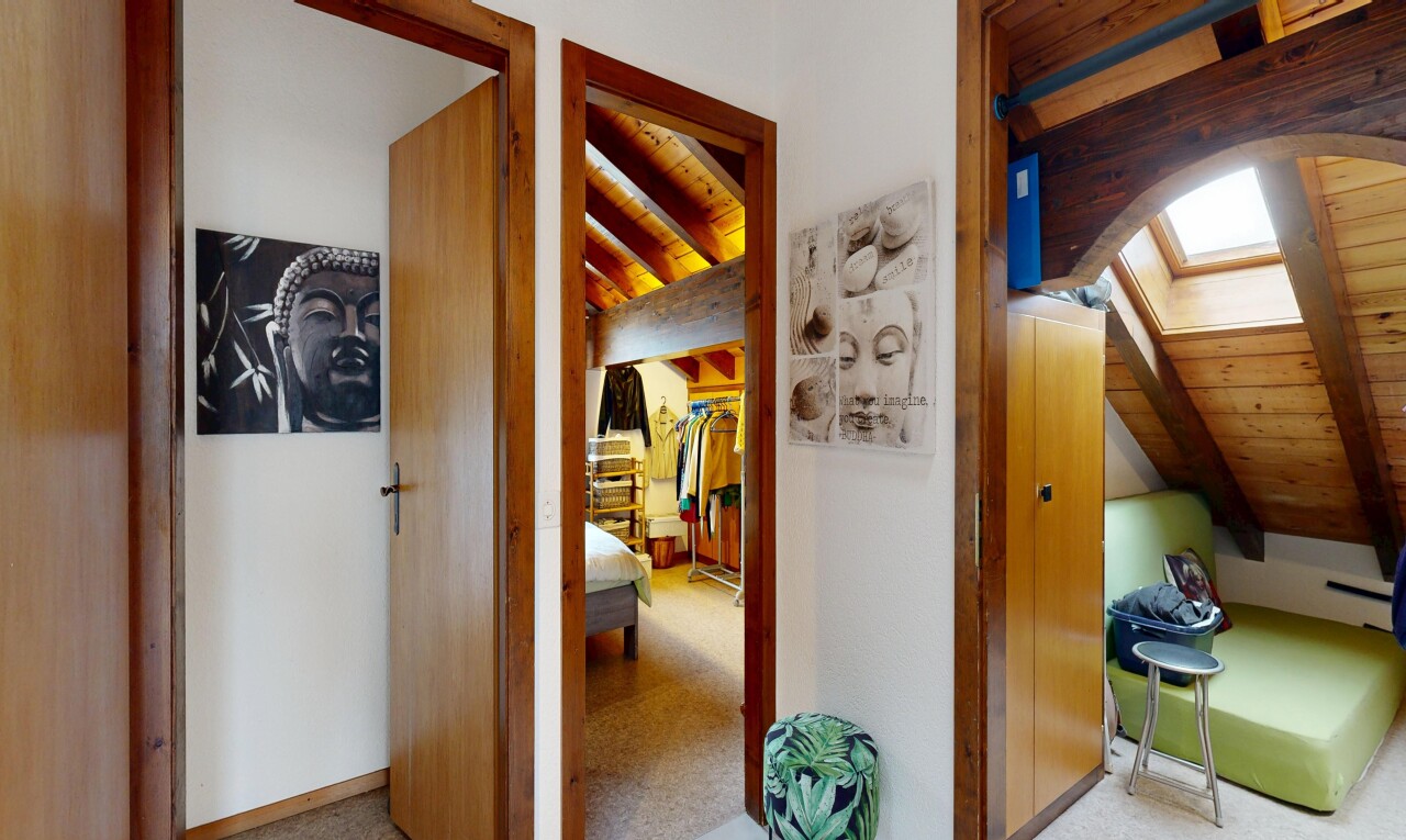 couloir avec plafond en bois, wood ceiling, plafond à poutres, beamed ceiling, et inside property