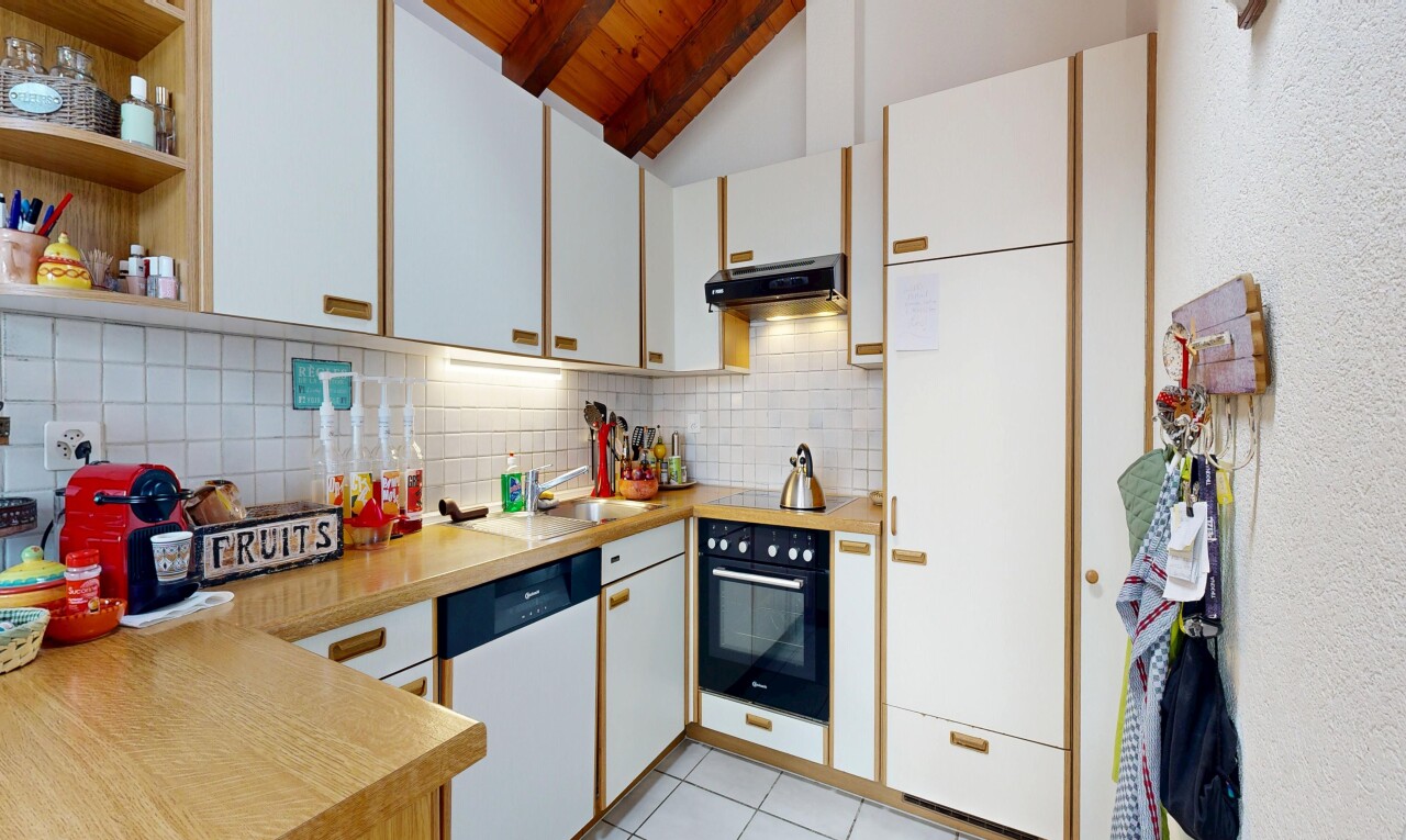 cuisine avec two tone kitchen, white cabinets, armoires blanches, light countertops, et plans de travail
