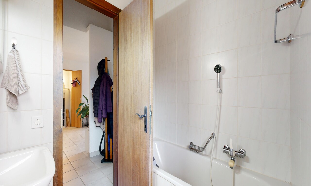 salle de bains avec salle de bain complète, douche-bain combinés, tile wall, mur en carrelage, et tile floor