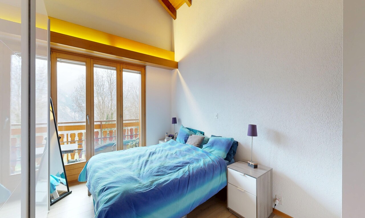 chambre avec natural light, lumière naturelle, inside property, accès à l'extérieur, et wood finish floor