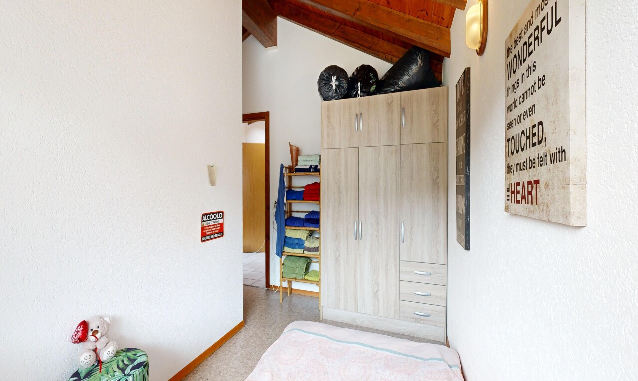 chambre avec drywall, cloison sèche, inside property, beamed ceiling, et plafond à poutres
