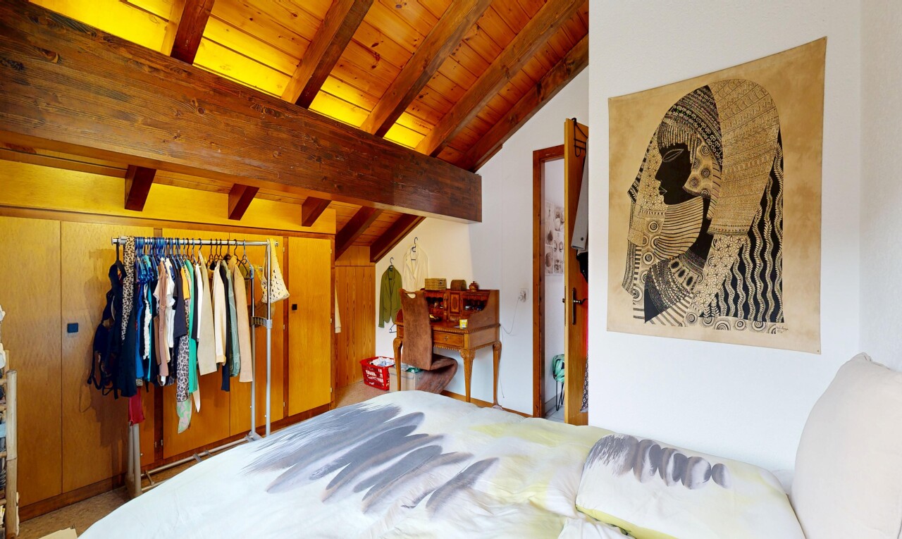 chambre avec inside property, beamed ceiling, plafond à poutres, drywall, et cloison sèche