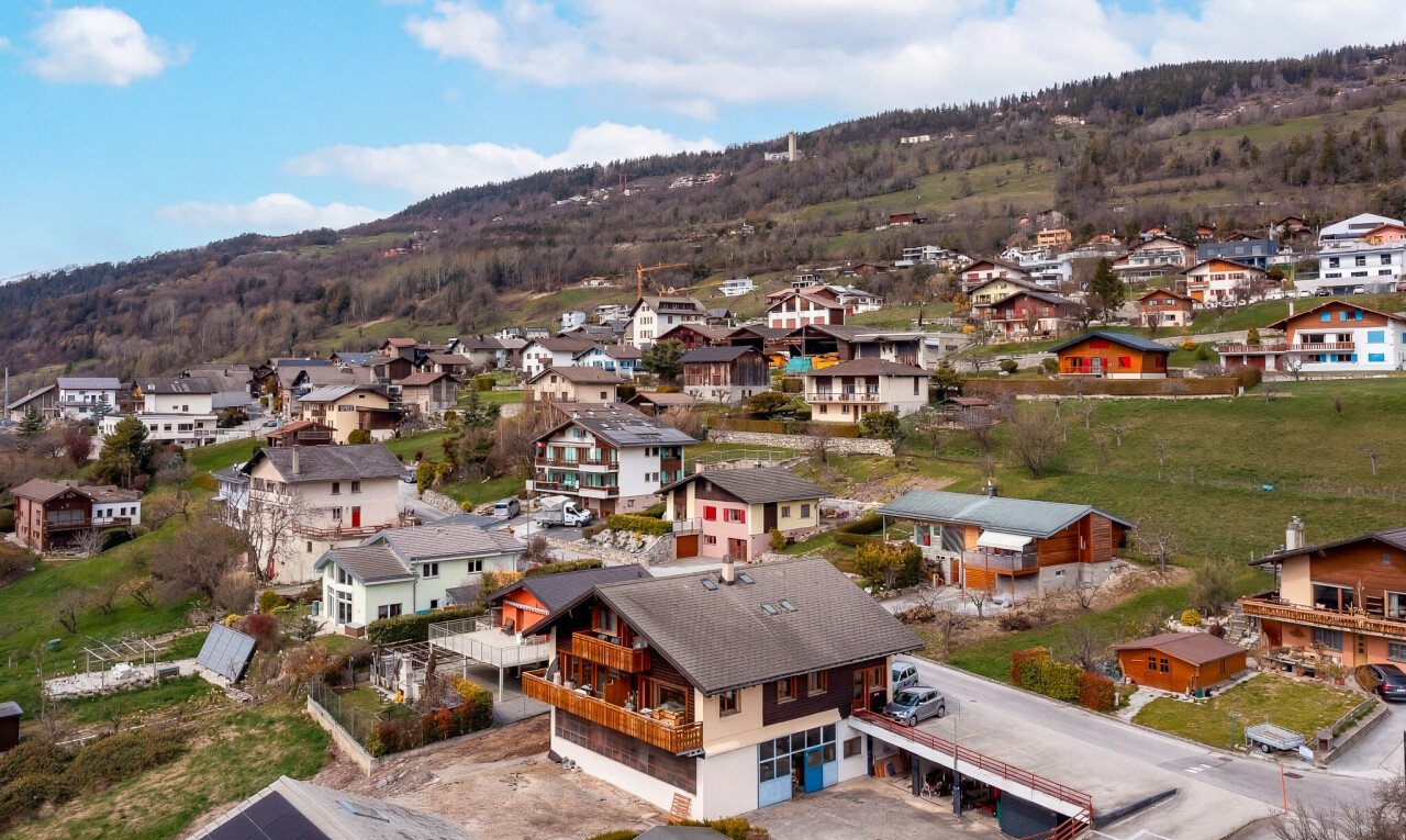 vue sur la montagne avec day time, vue résidentielle, et residential view