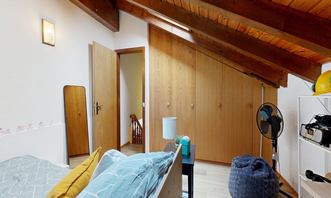 chambre avec plafond à poutres, beamed ceiling, sol en finition bois, wood finish floor, et inside property