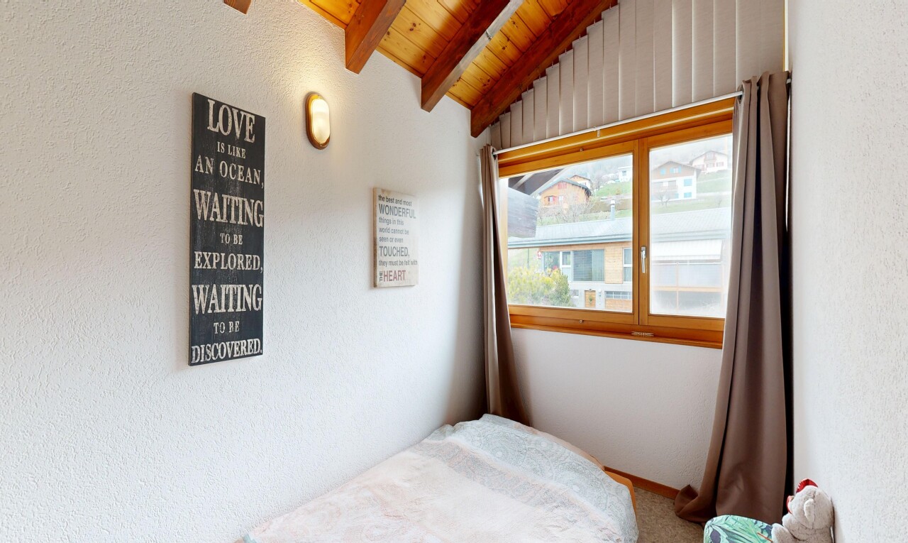 chambre avec plafond à poutres, beamed ceiling, plafond voûté, vaulted ceiling, et plafond en bois