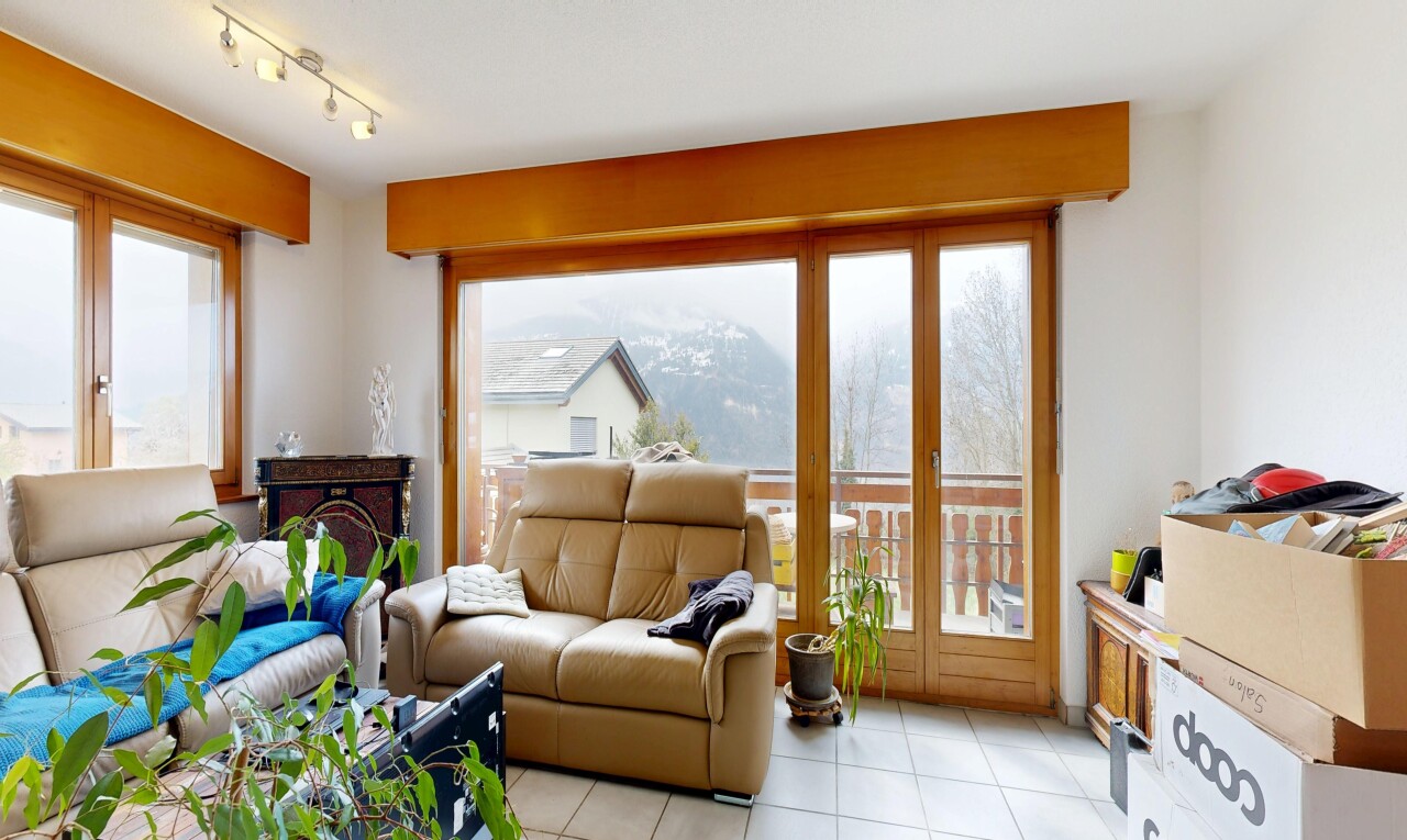salon avec cloison sèche, drywall, inside property, lumière naturelle, et natural light