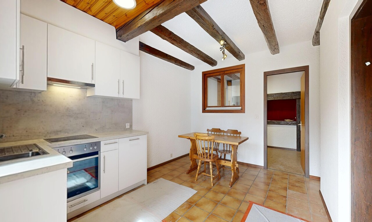 cuisine avec light countertops, plans de travail, light floor, four, et white cabinets