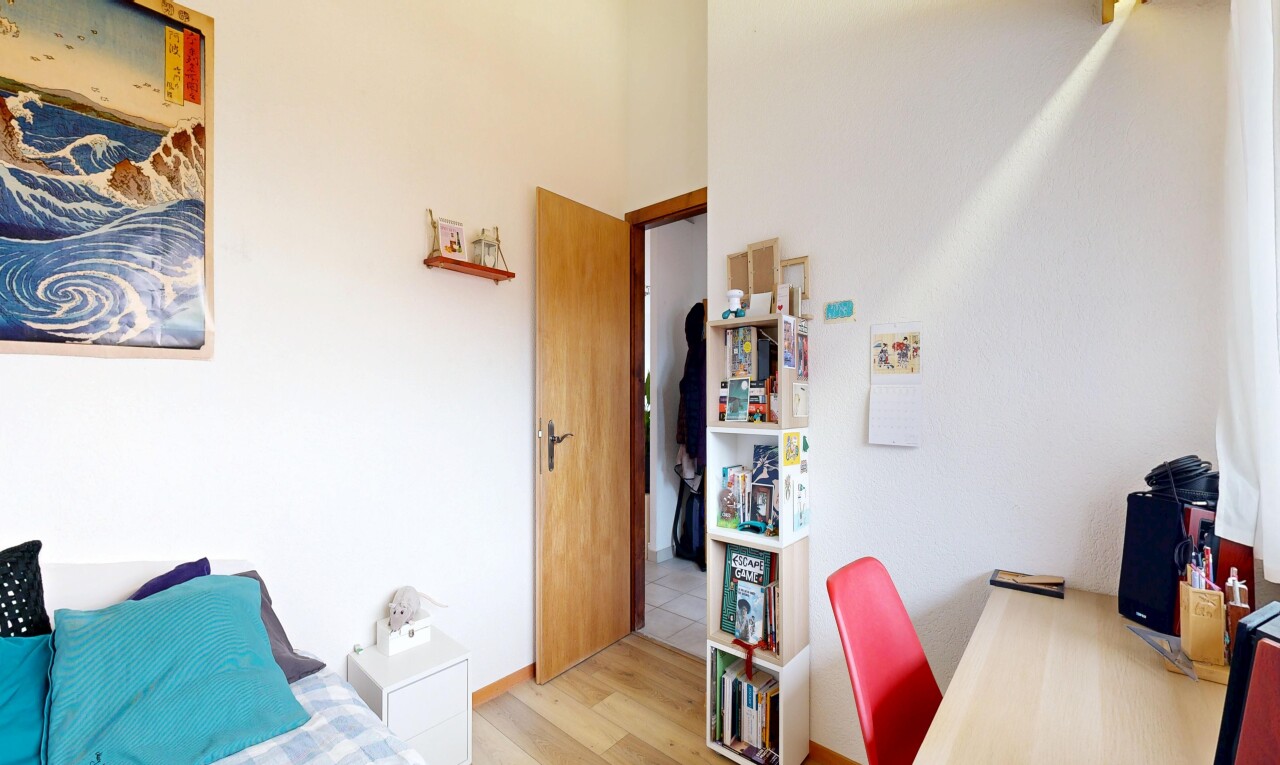 chambre avec inside property, drywall, cloison sèche, wood finish floor, et sol en finition bois