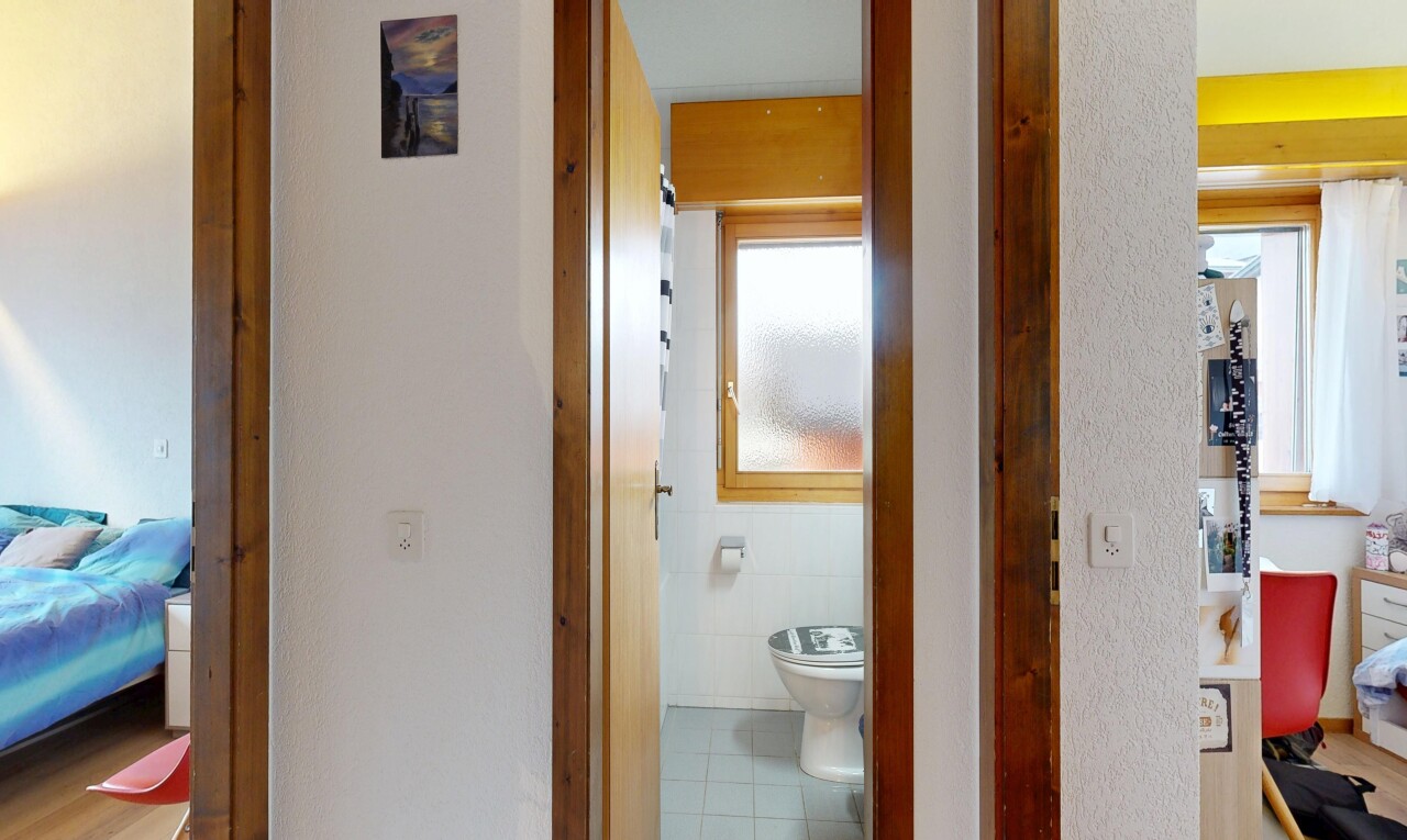 couloir avec inside property, tile floor, sol en carrelage, natural light, et lumière naturelle