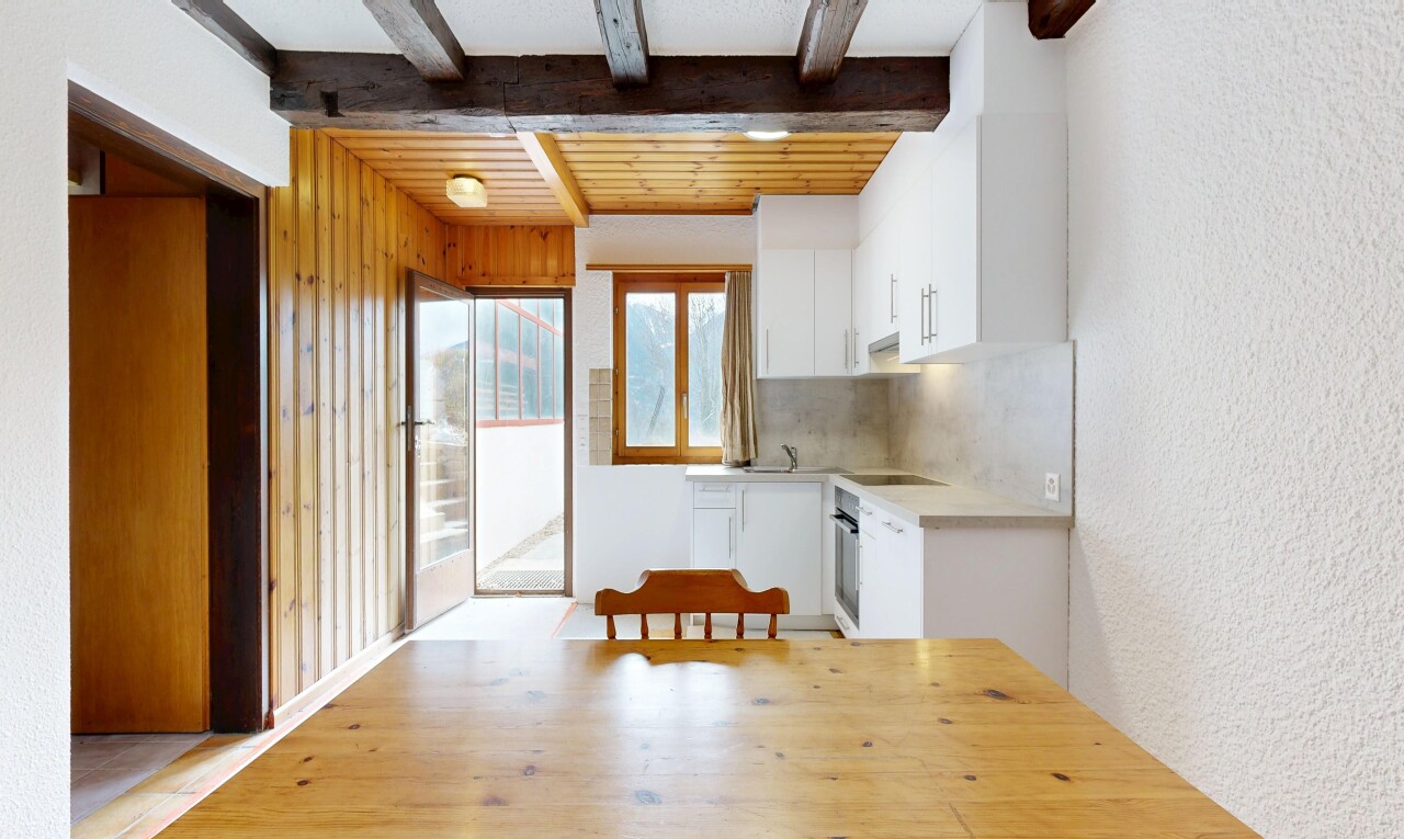 cuisine avec armoires blanches, white cabinets, textured wall, mur texturé, et plans de travail