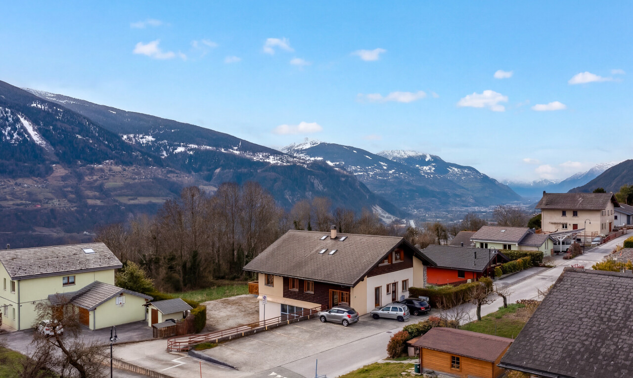 vue sur la montagne avec vue sur la montagne, mountain view, day time, et drone view