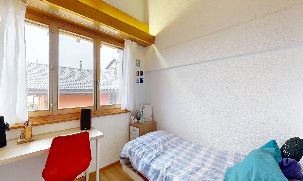 chambre avec wood finish floor, sol en finition bois, espace bureau, natural light, et lumière naturelle