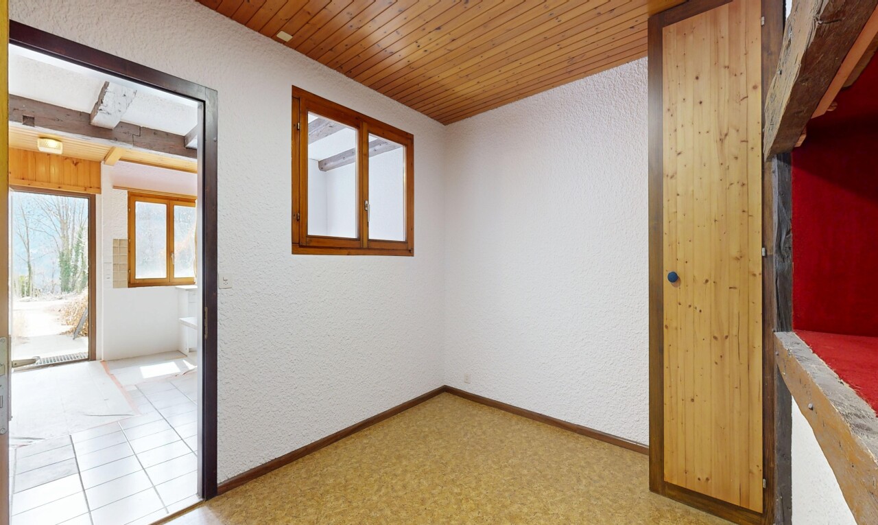 pièce vide avec textured wall, mur texturé, inside property, natural light, et lumière naturelle