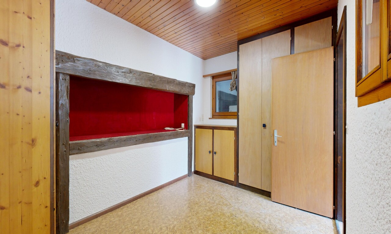 pièce vide avec wood ceiling, plafond en bois, inside property, light floor, et textured wall