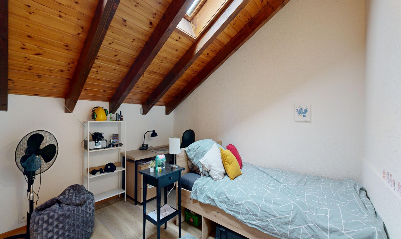 chambre avec inside property, animal, beamed ceiling, plafond à poutres, et animal pet