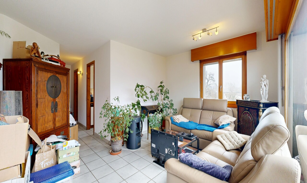 salon avec inside property, drywall, cloison sèche, tile floor, et sol en carrelage