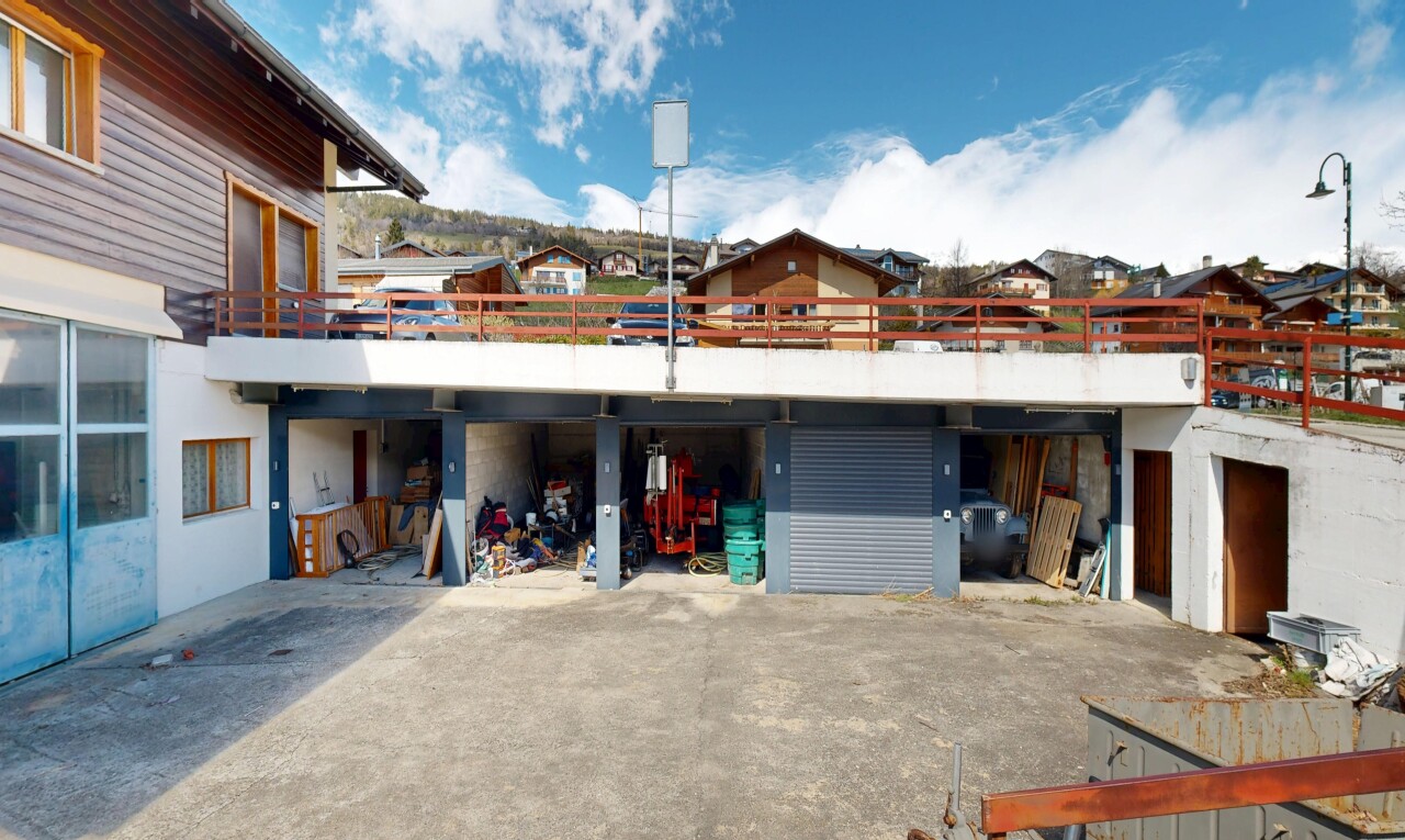 extérieur du bâtiment avec day time, vue résidentielle, residential view, et from property
