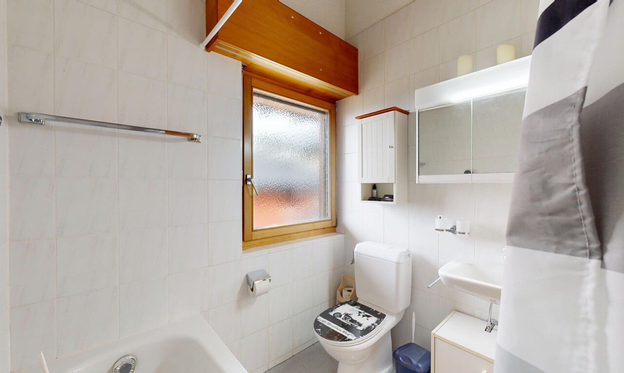 salle de bains avec mur en carrelage, tile wall, toilette, inside property, et salle de bain complète