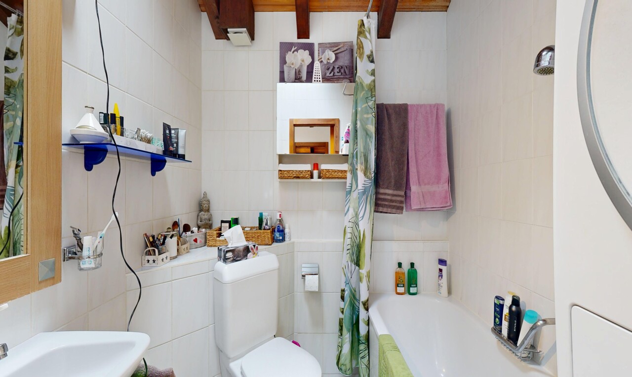 salle de bains avec toilette, mur en carrelage, tile wall, inside property, et salle de bain complète