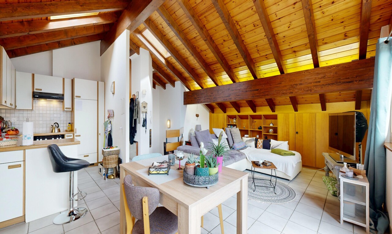 salon / salle à manger avec high ceiling, plafond haut, inside property, light floor, et beamed ceiling