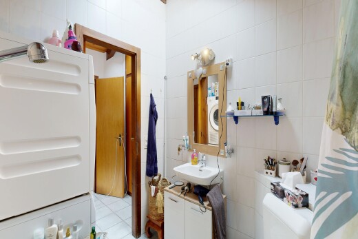 bad mit tile wall, fliesenwand, spiegel, schminktisch, und waschbecken