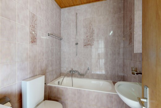 bad mit tile wall, fliesenwand, toilette, komplettes badezimmer, und inside property