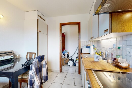 küche mit drywall, gipskartonwand, dunstabzugshaube, light floor, und weiße schränke