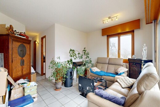 salon avec inside property, drywall, cloison sèche, tile floor, et sol en carrelage
