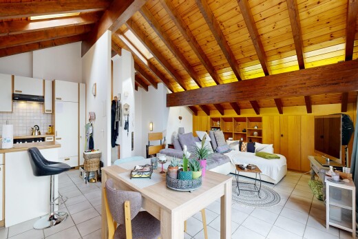 wohn- / esszimmer mit high ceiling, hohe decke, inside property, light floor, und beamed ceiling