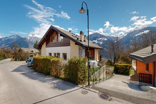 façade avec vue sur la montagne, mountain view, day time, bardage horizontal, et property visible