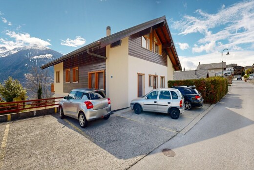 außenansicht mit parkplatz, day time, blick auf die berge, mountain view, und property visible