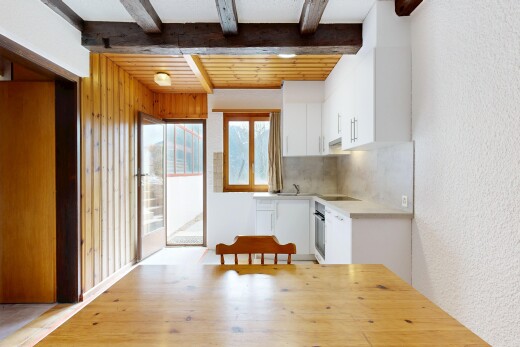 küche mit weiße schränke, white cabinets, textured wall, strukturierte wand, und arbeitsplatten