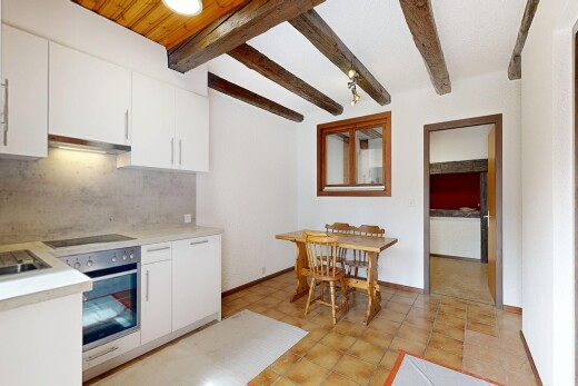cuisine avec light countertops, plans de travail, light floor, four, et white cabinets