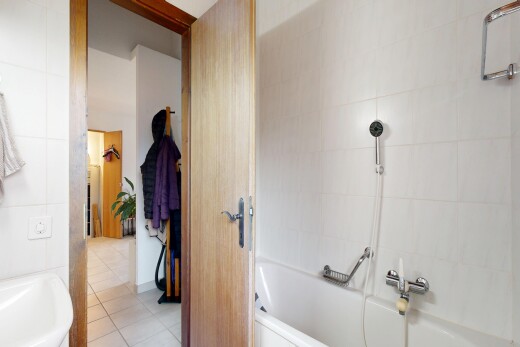 salle de bains avec salle de bain complète, douche-bain combinés, tile wall, mur en carrelage, et tile floor