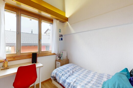 chambre avec wood finish floor, sol en finition bois, espace bureau, natural light, et lumière naturelle
