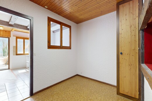 pièce vide avec textured wall, mur texturé, inside property, natural light, et lumière naturelle