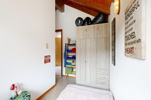 chambre avec drywall, cloison sèche, inside property, beamed ceiling, et plafond à poutres