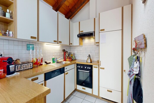 cuisine avec two tone kitchen, white cabinets, armoires blanches, light countertops, et plans de travail