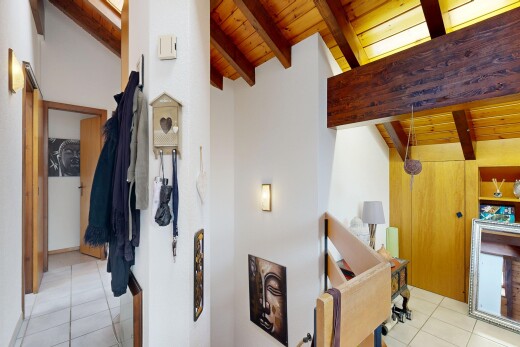 halle / korridor mit tile floor, fliesenboden, light floor, inside property, und vaulted ceiling