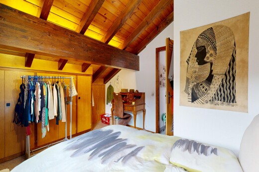 chambre avec inside property, beamed ceiling, plafond à poutres, drywall, et cloison sèche